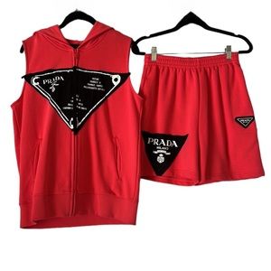 📍SALE📍〰️Prada〰️ logo-patch sleeveless women’s hooded jacket and shorts 🔥